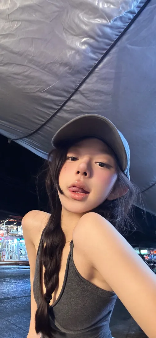 棒球帽美女手机壁纸|夜景自拍背景图片 - 吊带长发女生「哲风壁纸」 棒球帽美女手机壁纸|夜景自拍背景图片 - 吊带长发女生「哲风壁纸」