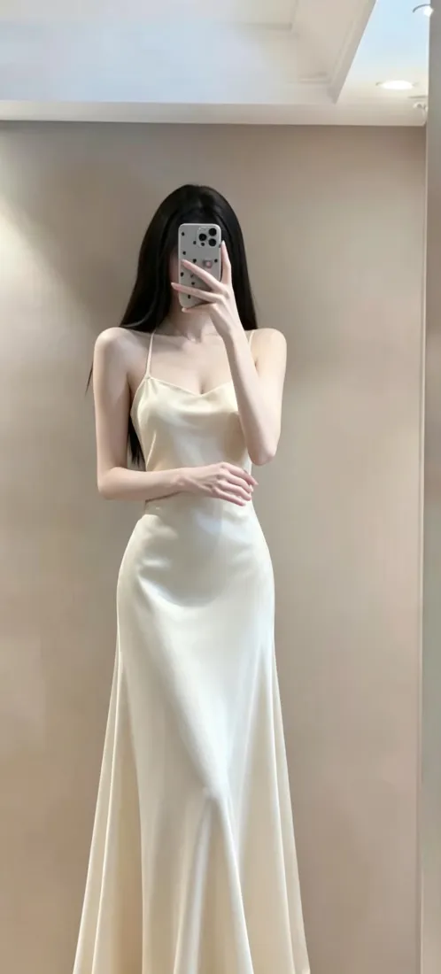 白裙美女手机壁纸｜对镜自拍背景图片 - 吊带长裙穿搭「哲风壁纸」