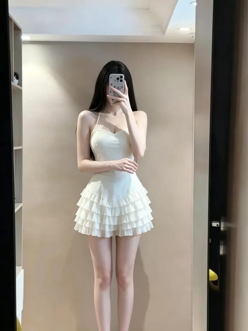 白裙美女手机壁纸｜对镜自拍背景图片 - 纯欲挂脖蛋糕裙穿搭「哲风壁纸」