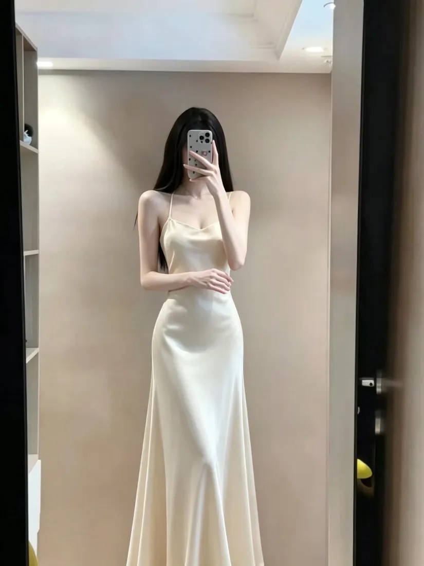 香槟色吊带长裙美女手机壁纸｜对镜自拍背景图片 - 性感御姐穿搭「哲风壁纸」