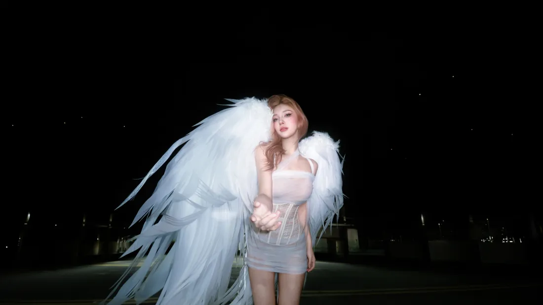 5k天使主题美女壁纸｜暗夜户外背景图片 - 白裙羽翼写真「哲风壁纸」