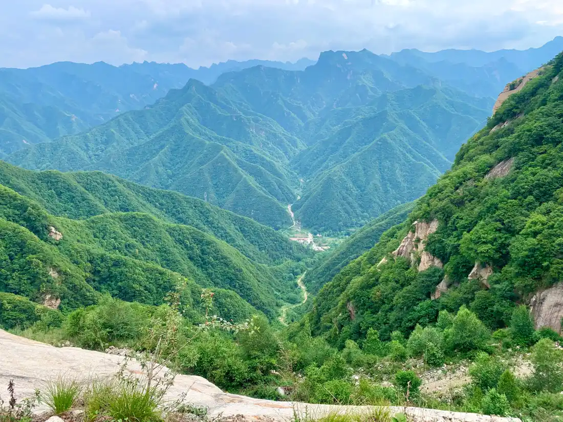 4k山谷风景壁纸｜山卡拉山沟沟背景图片 - 青山连绵叠翠「哲风壁纸」