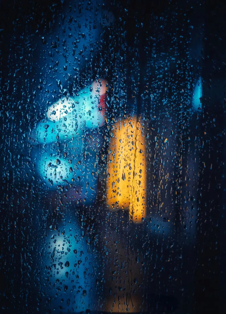 雨夜光斑手机壁纸｜玻璃水珠背景图片 - 冷暖灯光朦胧氛围感「哲风壁纸」