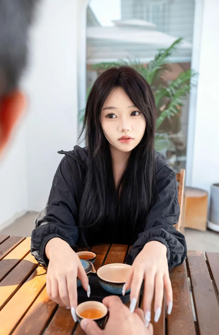 长发女生饮茶手机壁纸|户外茶桌背景图片 - 休闲氛围「哲风壁纸」 长发女生饮茶手机壁纸|户外茶桌背景图片 - 休闲氛围「哲风壁纸」