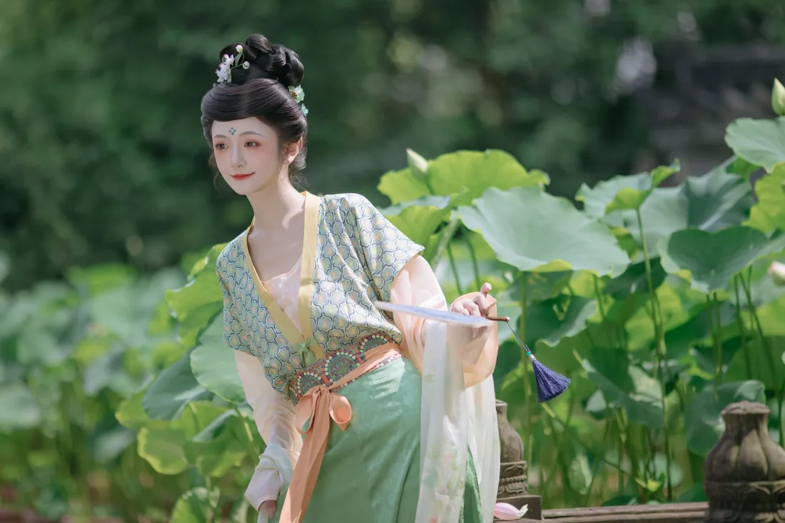 4k汉服美人壁纸｜荷塘古风背景图片 - 唐风仕女写真「哲风壁纸」