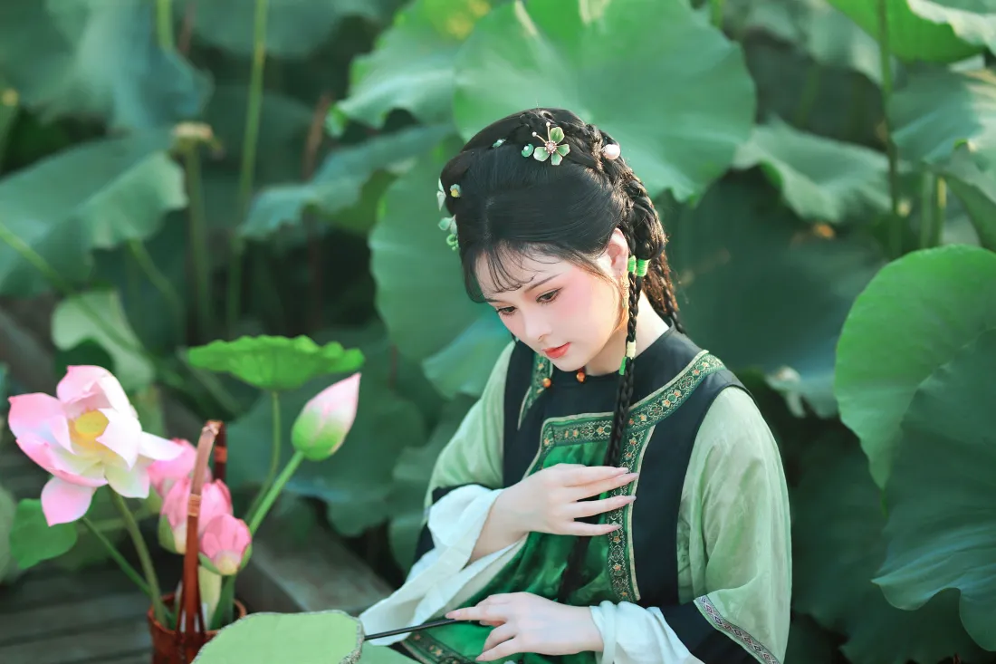 4k清汉女造型壁纸｜荷花池背景图片 - 古风少女低头赏荷「哲风壁纸」