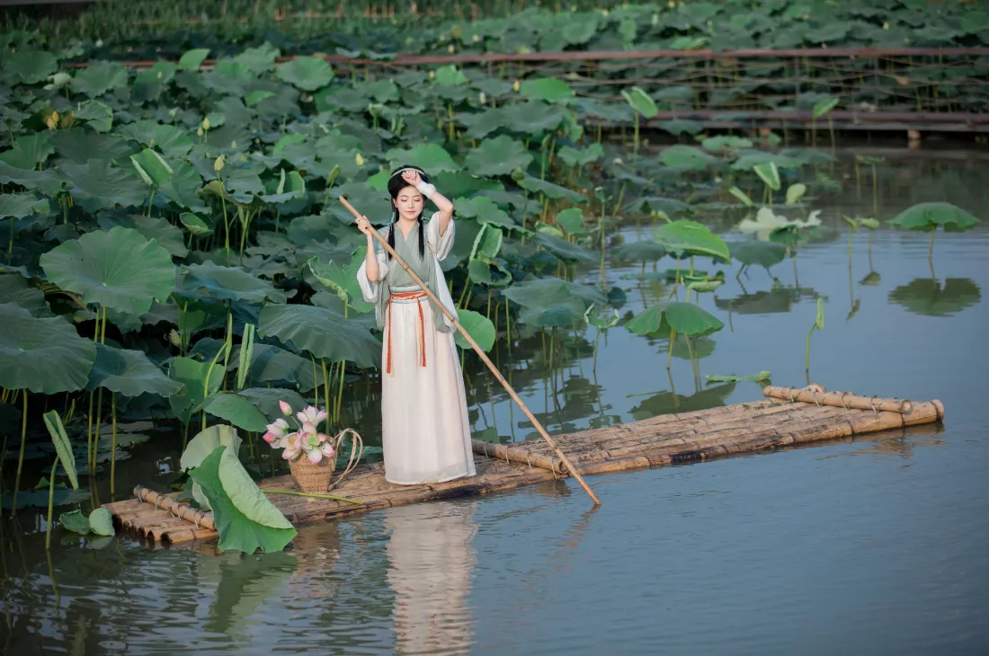 4k古风汉服美女壁纸|荷花池竹排背景图片 - 荷塘泛舟清雅写真「哲风壁纸」 4k古风汉服美女壁纸|荷花池竹排背景图片 - 荷塘泛舟清雅写真「哲风壁纸」