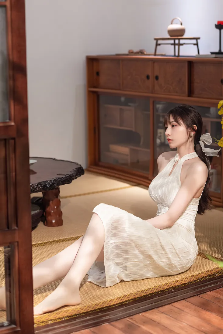 旗袍美女手机壁纸|新中式室内背景图片 - 白色挂脖旗袍「哲风壁纸」 旗袍美女手机壁纸|新中式室内背景图片 - 白色挂脖旗袍「哲风壁纸」