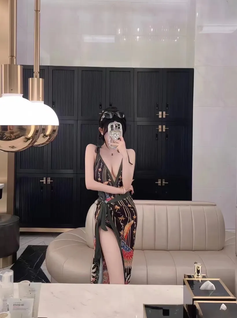 自拍美女手机壁纸|室内客厅背景图片 - 深V印花长裙「哲风壁纸」 自拍美女手机壁纸|室内客厅背景图片 - 深V印花长裙「哲风壁纸」