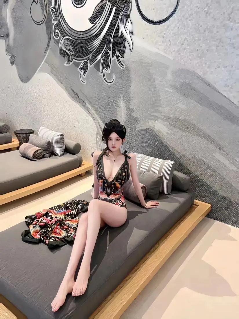 3D性感美女手机壁纸｜室内沙发背景图片 - 长腿泳装坐姿「哲风壁纸」