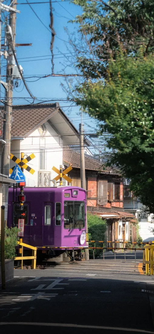 紫色电车|日本街景背景图片 - 晴天民居铁路道口「哲风壁纸」 紫色电车|日本街景背景图片 - 晴天民居铁路道口「哲风壁纸」