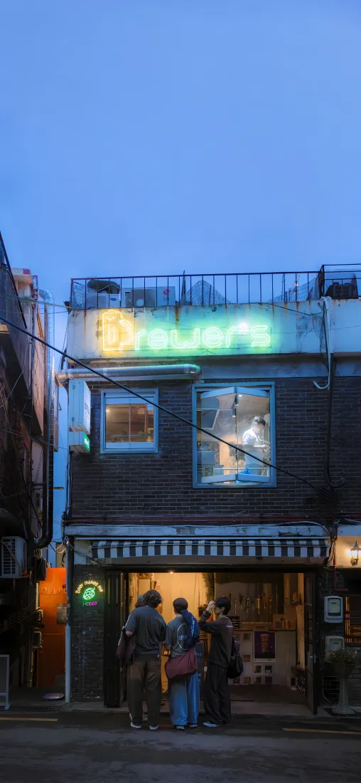 街边小店手机壁纸｜暮色街景背景图片 - 暖灯人群「哲风壁纸」
