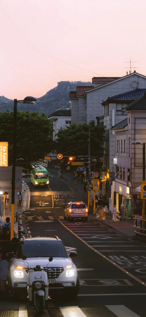 城镇街景手机壁纸｜黄昏暮色背景图片 - 街道路灯远山「哲风壁纸」