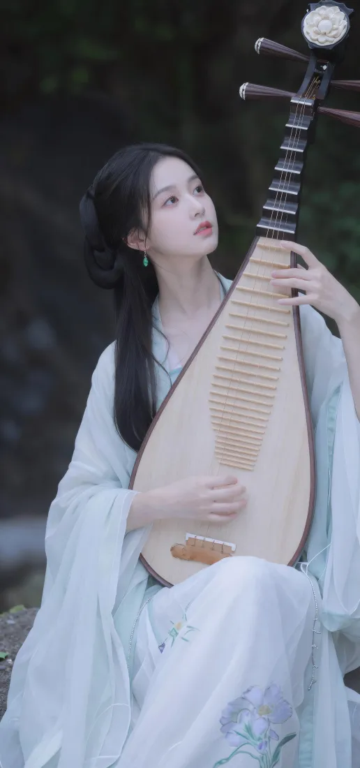 古风汉服美女手机壁纸|抱琵琶背景图片 - 清冷氛围感「哲风壁纸」 古风汉服美女手机壁纸|抱琵琶背景图片 - 清冷氛围感「哲风壁纸」
