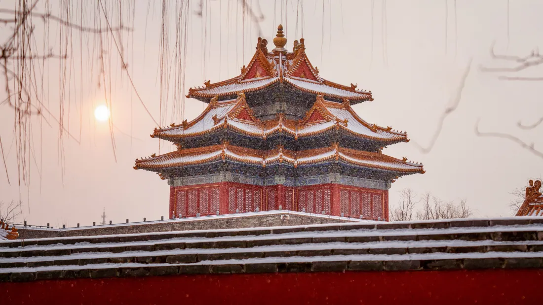 4k紫禁城角楼壁纸｜冬日雪景背景图片 - 红墙飞檐暖阳古建「哲风壁纸」