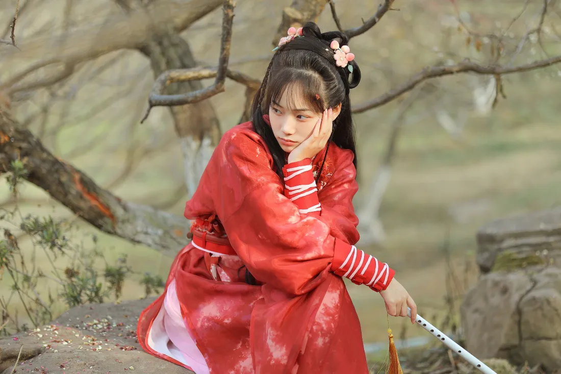 4k红衣师妹壁纸|户外古风背景图片 - 托腮持笛娇俏江湖人像「哲风壁纸」 4k红衣师妹壁纸|户外古风背景图片 - 托腮持笛娇俏江湖人像「哲风壁纸」
