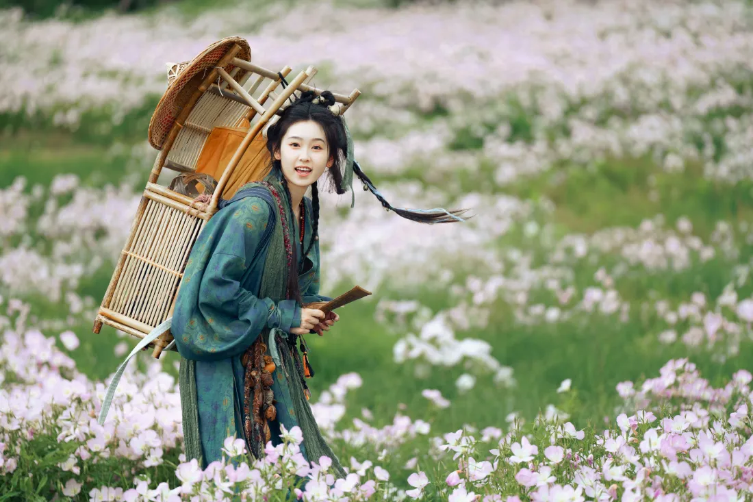 4k古风师妹壁纸|花海竹篓背景图片 - 绿衣少女活泼江湖写真「哲风壁纸」 4k古风师妹壁纸|花海竹篓背景图片 - 绿衣少女活泼江湖写真「哲风壁纸」