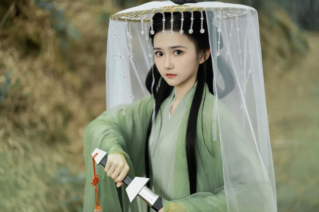 4k古风侠女壁纸｜江湖拔剑背景图片 - 斗笠绿衣「哲风壁纸」