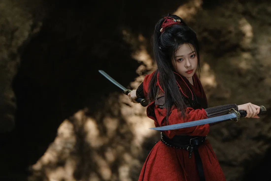 4k红衣女侠客壁纸｜江湖武侠背景图片 - 古风写真拔刀造型「哲风壁纸」