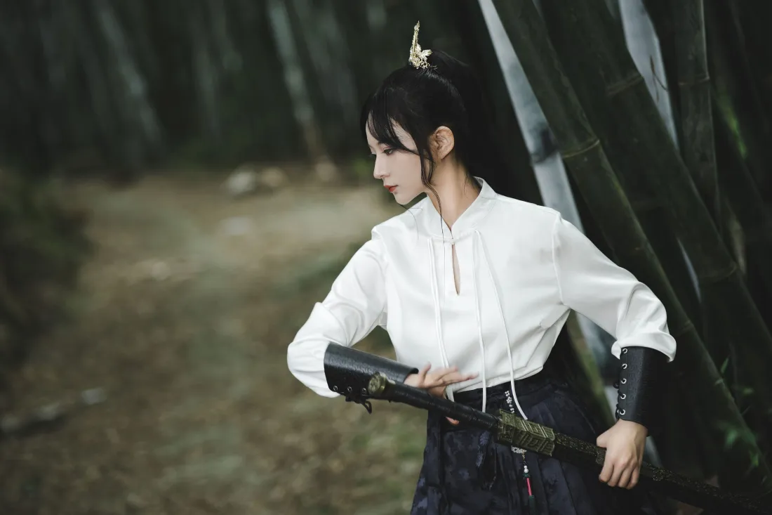 4k女侠客壁纸｜竹林背景图片 - 白衣执剑江湖古风人像「哲风壁纸」