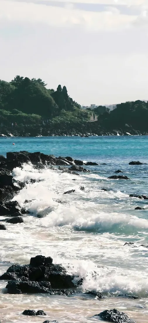 海岸礁石手机壁纸｜海浪拍岸背景图片 - 远山近海自然风光「哲风壁纸」