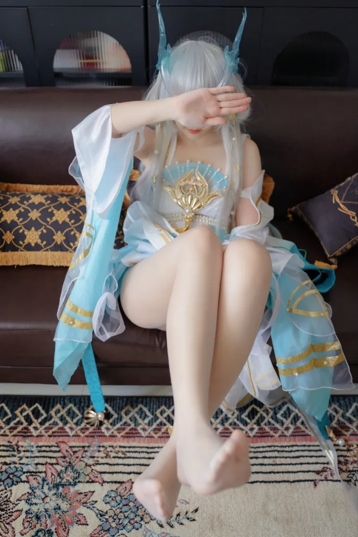 西施游龙清影cos手机壁纸｜室内沙发背景图片 - 蓝白纱裙少女「哲风壁纸」