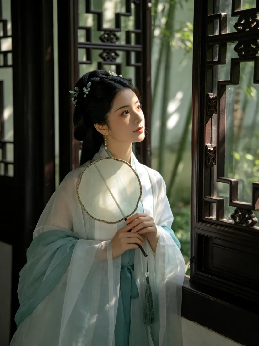 宋制汉服手机壁纸｜古风背景图片 - 持团扇倚窗仕女「哲风壁纸」