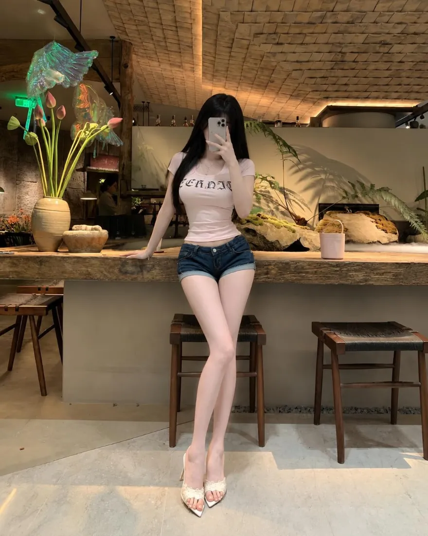 粉衣美女手机壁纸|室内吧台背景图片 - 热裤长腿自拍「哲风壁纸」 粉衣美女手机壁纸|室内吧台背景图片 - 热裤长腿自拍「哲风壁纸」