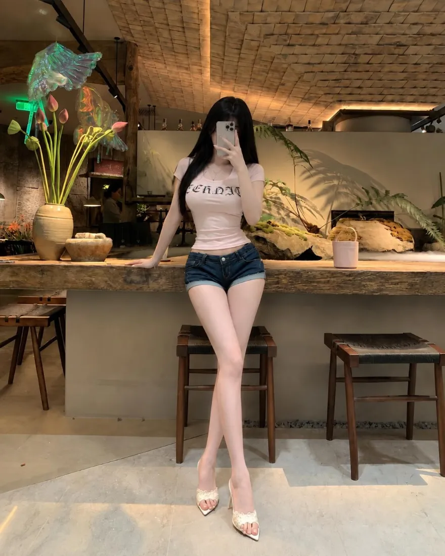 长腿美女对镜自拍手机壁纸｜室内吧台背景图片 - 辣妹穿搭「哲风壁纸」