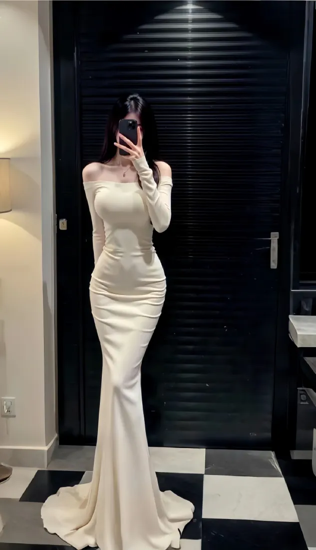 米白鱼尾裙美女手机壁纸｜室内对镜自拍背景图片 - 性感露肩修身礼服「哲风壁纸」