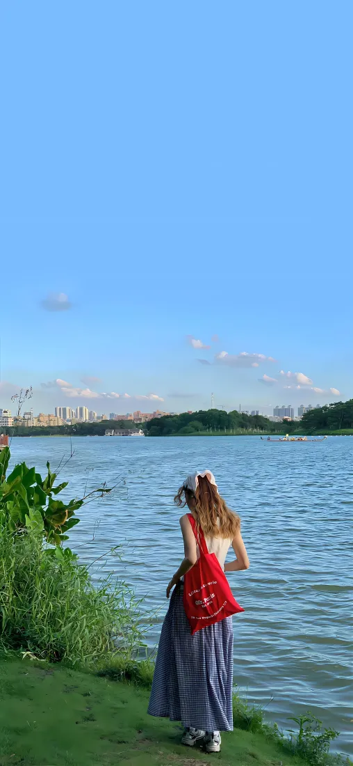 女生背影手机壁纸｜湖边草地背景图片 - 晴天户外休闲风光「哲风壁纸」