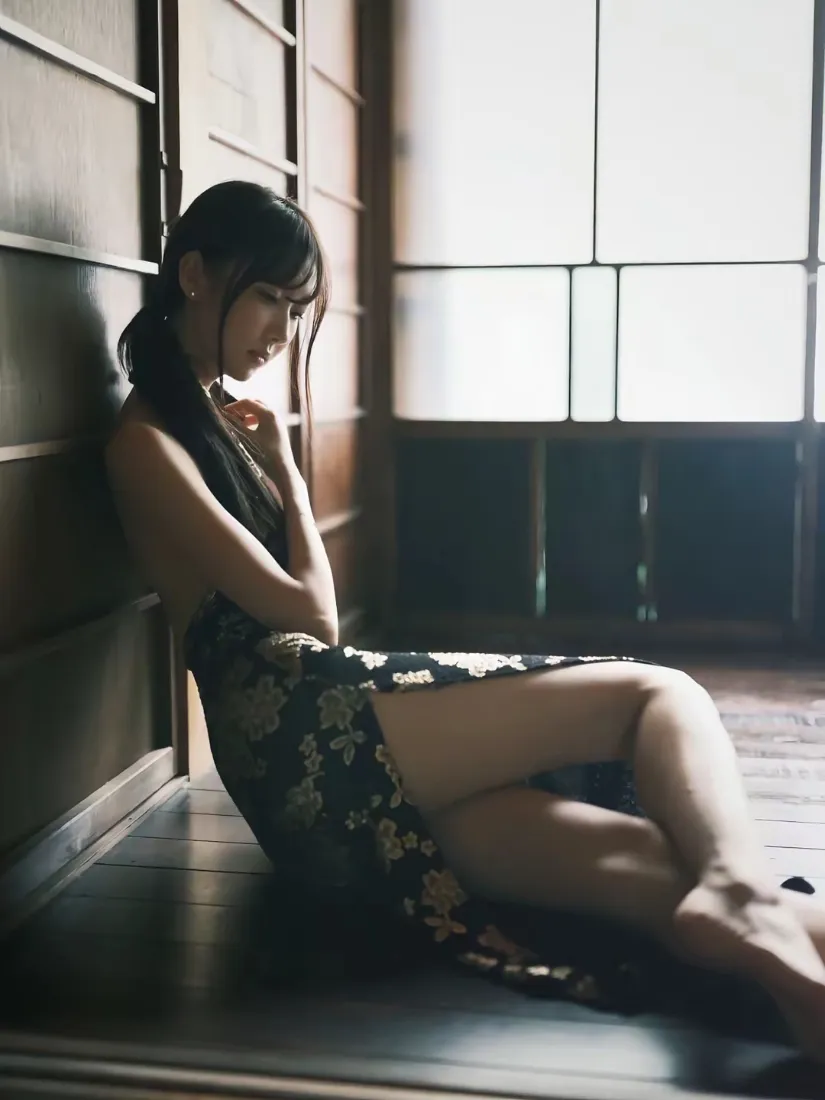 旗袍美女手机壁纸｜和室光影背景图片 - 慵懒坐姿「哲风壁纸」