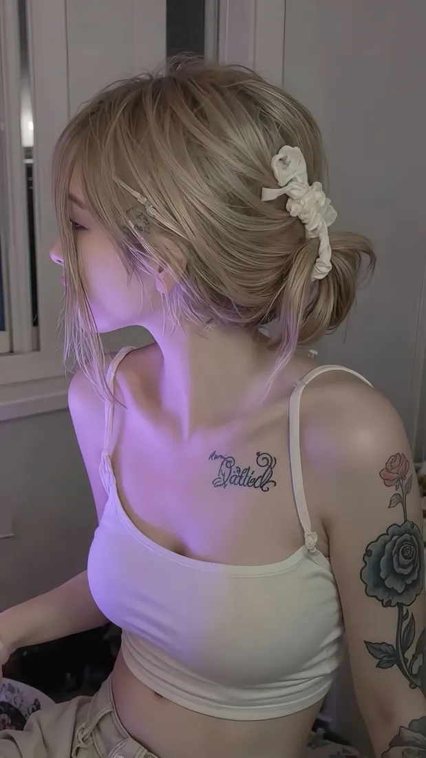 紫调室内光下，金发盘发带白色发夹的纹身美女穿白色吊带侧颜朝向画面左侧。