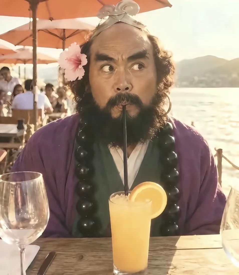 沙僧coser在海边户外餐厅，戴花用吸管喝橙汁，表情搞怪