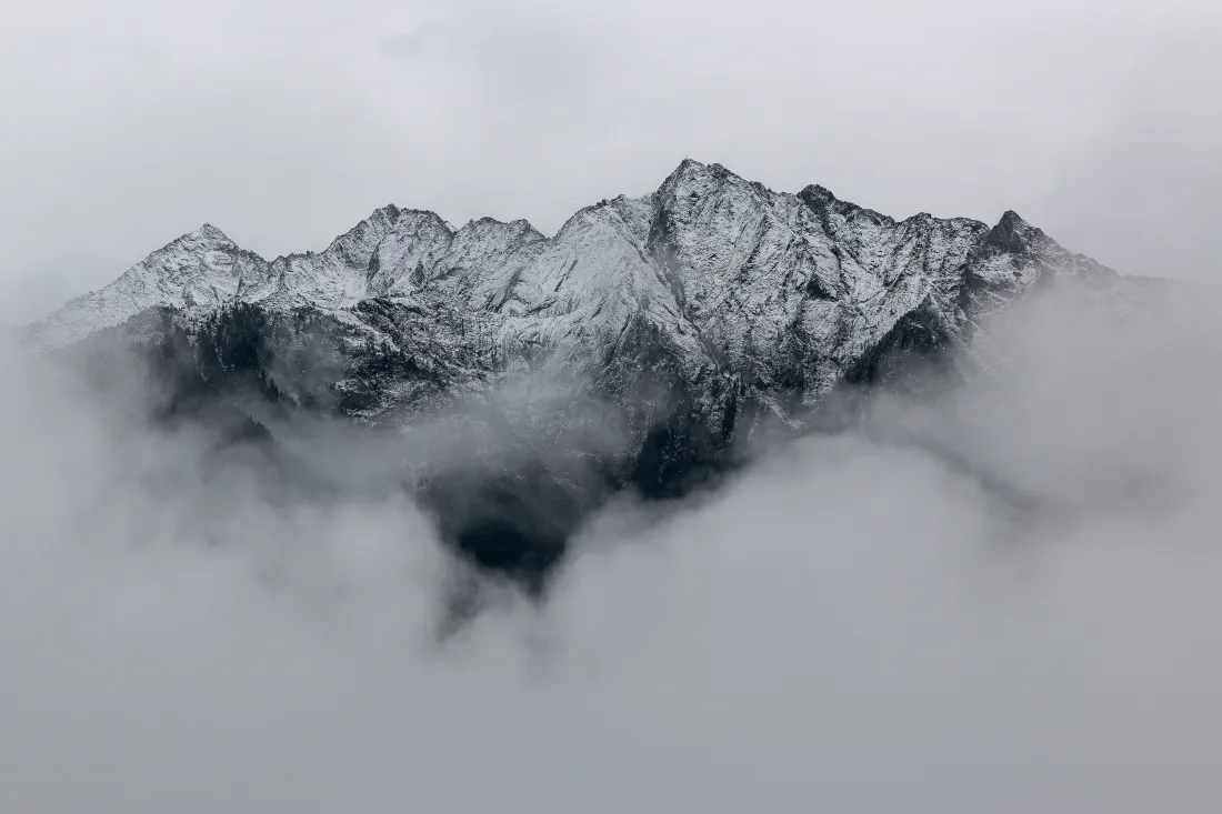 4k山脉壁纸 - 黑白 - 山峦 - 云雾「哲风壁纸」