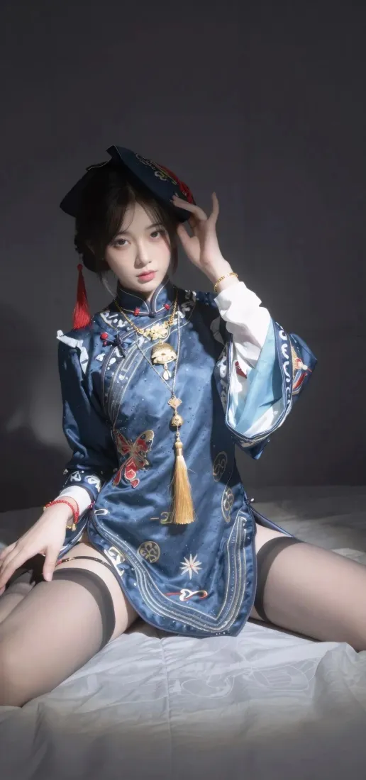 身着蓝色刺绣改良旗袍、黑丝的小僵尸娘coser坐姿写真