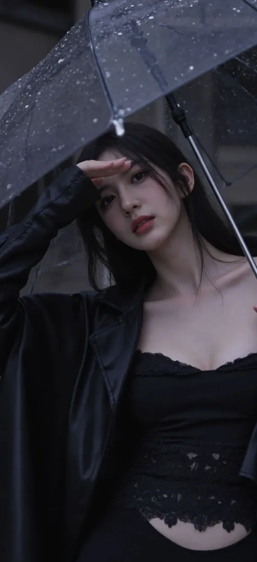 雨天黑衣长发美女撑透明雨伞，抬手挡额，冷艳氛围感拉满