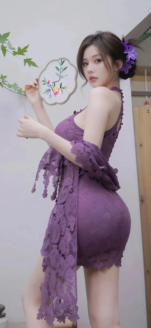 身着紫色蕾丝旗袍的女子手持绣花团扇侧身回眸，背景为素白墙面与绿植。