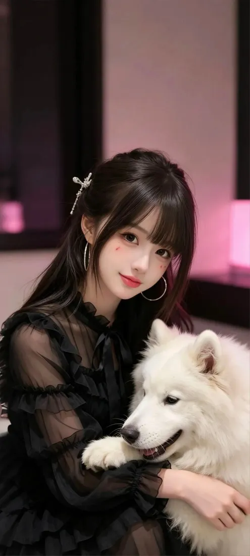 黑衣黑纱裙黑发美女怀抱萨摩耶，室内粉色灯光氛围感人像