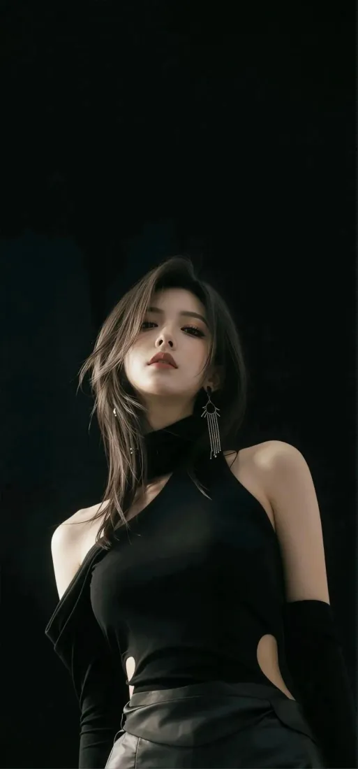 黑背景前冷艳长发女性，着黑色露肩高领上衣，低角度仰拍人像写真