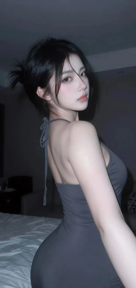 暗调卧室中盘发美女身着挂脖露背裙回眸，冷感氛围感十足