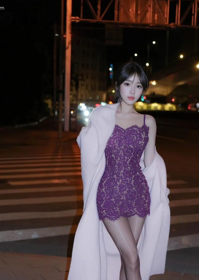 夜晚街头斑马线处，身着紫色蕾丝吊带裙、外披白色大衣的短发女子站立。