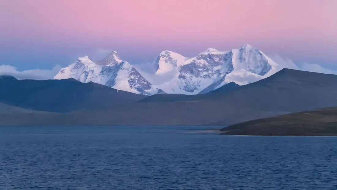 4k雪山壁纸|湖泊山脉背景图片 - 粉紫天空自然风景「哲风壁纸」 粉紫渐变天空下,雪山横亘于深蓝色高原湖泊后方的晨昏风光
