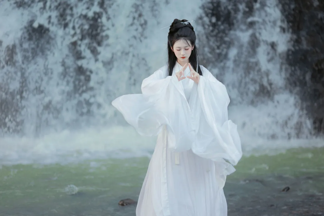 4k白衣古风女子壁纸|雪景江湖背景图片 - 思愁氛围感「哲风壁纸」 白衣古风女子立于瀑布前,抬手结印,衣袂飘飘,氛围清冷仙气。