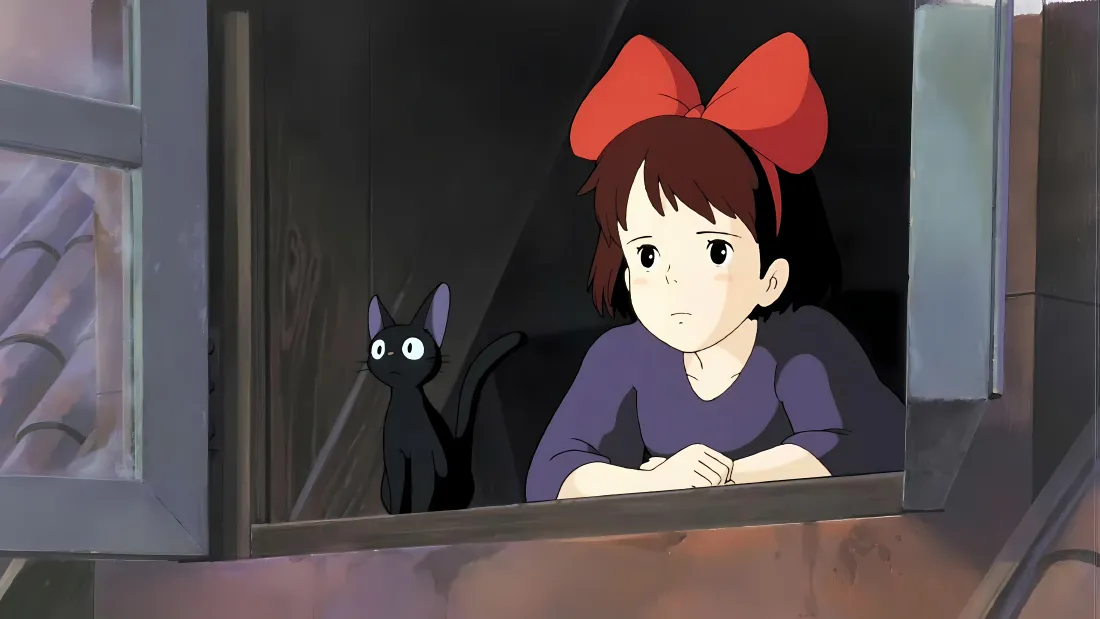 魔女琪琪与黑猫吉吉趴在窗台，神情落寞望向窗外