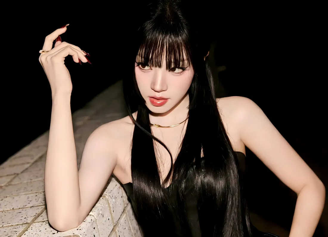 4k宋雨琦壁纸|黑色挂脖裙 - 黑长直齐刘海甜酷写真「哲风壁纸」 暗调夜景中黑长直齐刘海女性穿黑色挂脖裙,佩戴细项链与戒指,姿态甜酷。