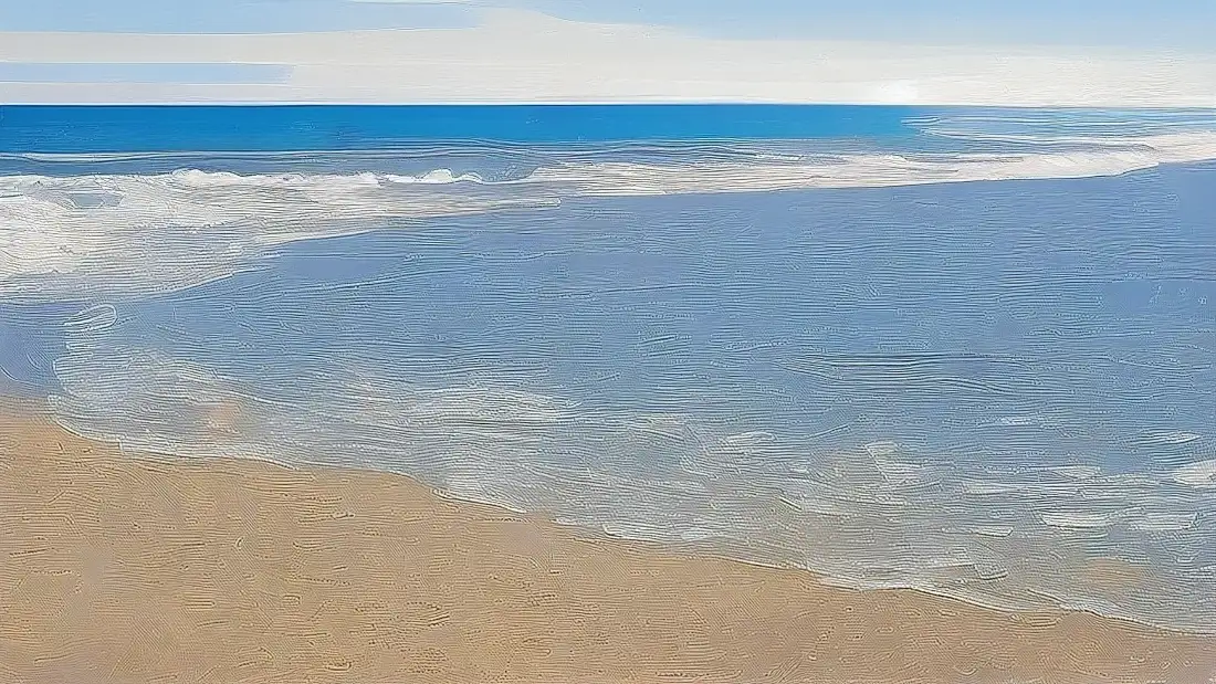 夏日晴朗海滩，浅浪轻拍沙滩，远处是蓝海与淡云蓝天