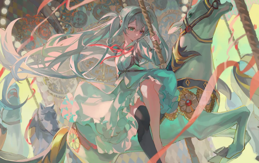 3k初音未来壁纸|旋转木马背景图片 - 绿裙丝带插画「哲风壁纸」 青发双马尾初音未来身着绿裙,坐于旋转木马之上,丝带环绕氛围梦幻。