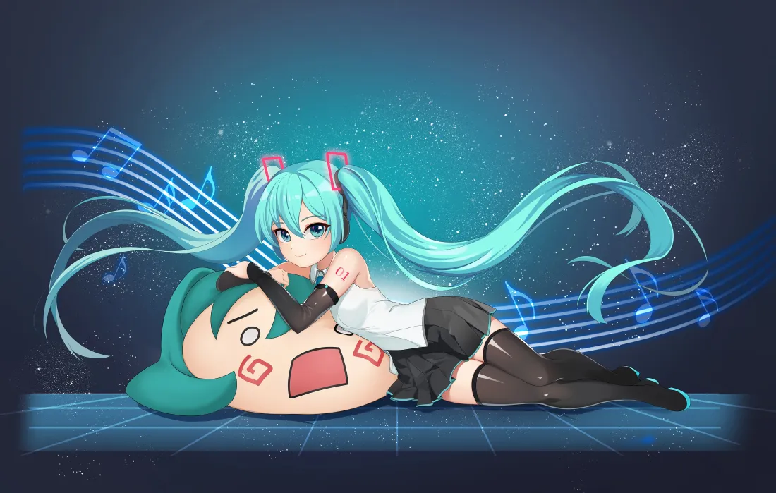 初音未来趴卧在同款抱枕上，蓝调星空音符背景，双马尾飘逸灵动