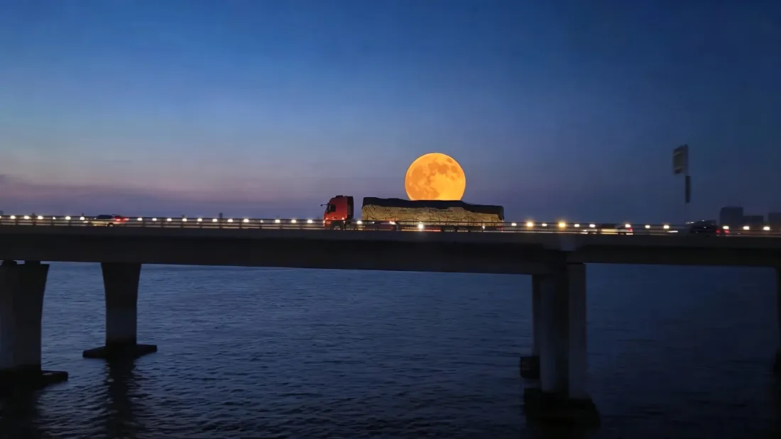 4k路灯壁纸 - 夜景 - 卡车 - 水面「哲风壁纸」
